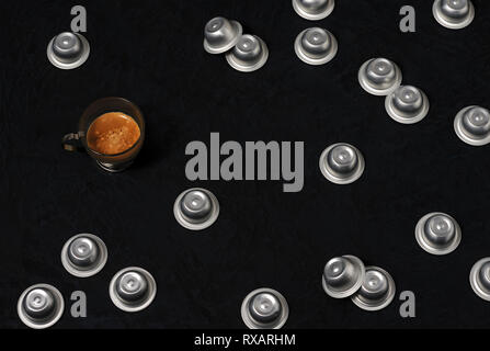 Portrait de café avec bols sur fond noir Banque D'Images