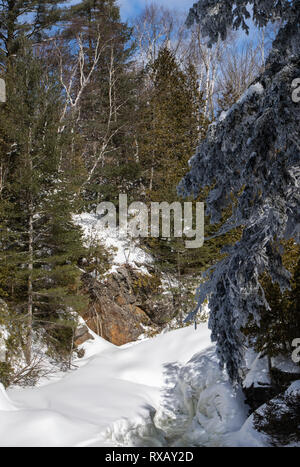 Les chutes Ragged Rapids gelés de la rivière Oxtongue Banque D'Images