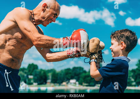 Grand-père et petit-fils boxing Banque D'Images