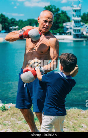 Grand-père et petit-fils boxing Banque D'Images