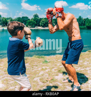 Grand-père et petit-fils boxing Banque D'Images