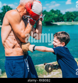 Grand-père et petit-fils boxing Banque D'Images