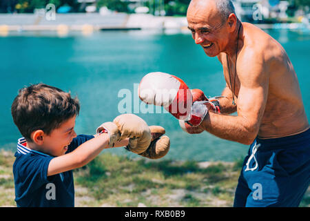 Grand-père et petit-fils boxing Banque D'Images