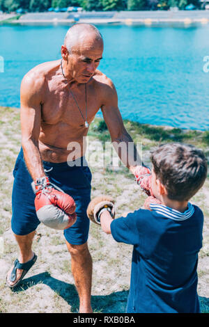 Grand-père et petit-fils boxing Banque D'Images