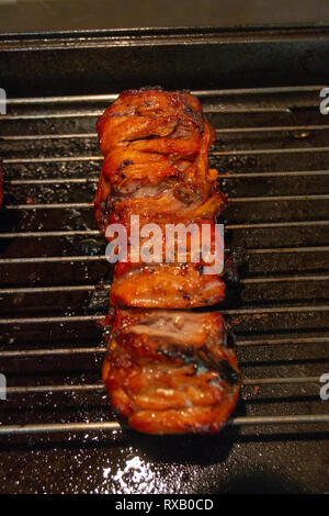 Une vue rapprochée de morceaux de poulet cuit mettre ensemble sur un bâton de bois ou un plat à four sur le kebab en cours de refroidissement avant d'être surved pour le dîner Banque D'Images