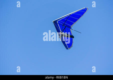 Planeur bleu de haut vol contre le ciel bleu Banque D'Images