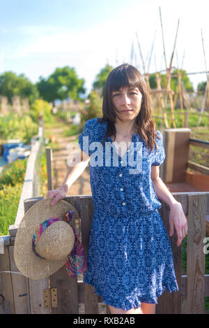 Portrait of young woman wearing blue dress debout à ferme pendant les jours ensoleillés Banque D'Images