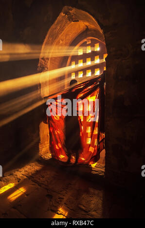 L'arrière de la robe de moine changer avec Sun Ray dans pagode à Bagan, Mandalay, myanmar Banque D'Images