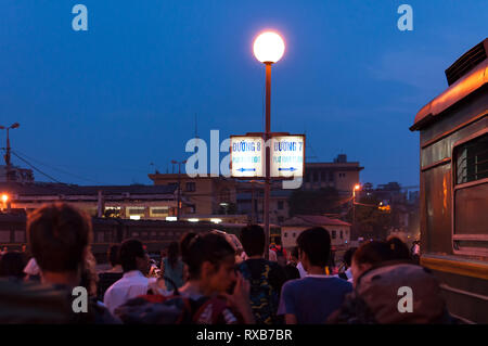 Les passagers de marcher sur la plate-forme de train à la gare de Hanoi (Ga Hà Nội) tôt le matin, Hanoi, Vietnam Banque D'Images