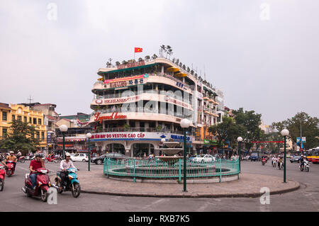 Les Highlands à Dong Kinh bâtiment Café Nghia Thuc Square rond-point junction à Hanoi, Vietnam Banque D'Images