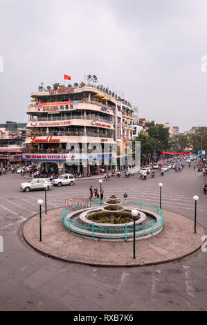 Les Highlands à Dong Kinh bâtiment Café Nghia Thuc Square rond-point junction à Hanoi, Vietnam Banque D'Images