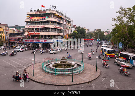 Les Highlands à Dong Kinh bâtiment Café Nghia Thuc Square rond-point junction à Hanoi, Vietnam Banque D'Images