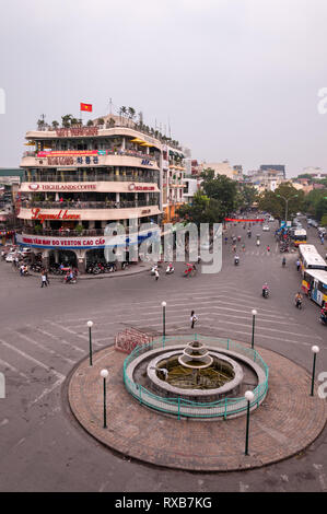 Les Highlands à Dong Kinh bâtiment Café Nghia Thuc Square rond-point junction à Hanoi, Vietnam Banque D'Images