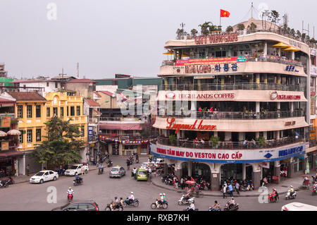 Les Highlands à Dong Kinh bâtiment Café Nghia Thuc Square rond-point junction à Hanoi, Vietnam Banque D'Images