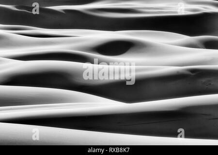 Impression de gris de formes simples formé par la lumière du soleil et de nuances sur les vagues sans fin des dunes de sable dans les zones arides désert sans vie d'Australian Pacific coa Banque D'Images