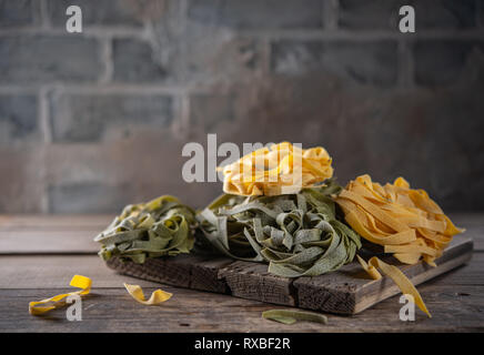 Différents types de pâtes sur une table rustique Banque D'Images