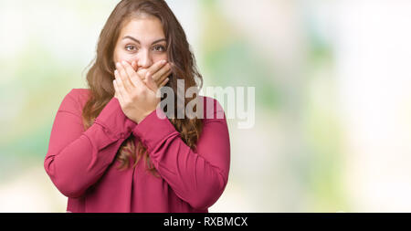 Taille plus belle jeune femme sur fond isolé choqué couvrant la bouche avec les mains pour l'erreur. Concept Secret. Banque D'Images