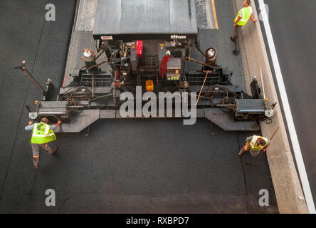 L'application d'asphalte sur une voie express. Le pavé en action . Vue de dessus sur le pavage screed. Vue de dessus sur la chape de pavage Banque D'Images