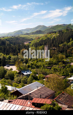 Sur la ville de Dilijan, un station , et les montagnes environnantes, en Arménie. Dilijan, appelée "la Suisse de l'Arménie", a Banque D'Images