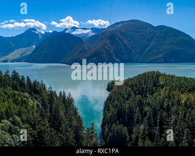 Photographie aérienne du magnifique paysage autour de Glacier Bay et Cascade Cascade de Knight Inlet, le territoire des Premières Nations, Colombie-Britannique, Canada Banque D'Images