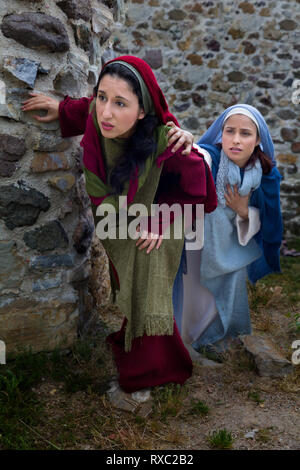 Mère Marie et Marie Madeleine debout à l'entrée de la tombe vide de Jésus au matin de Pâques Banque D'Images