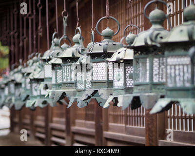 Nara, Japon - 15 Oct 2018 : Une rangée de lanternes à un temple près du grand sanctuaire de Kasuga Nara, Japon Banque D'Images