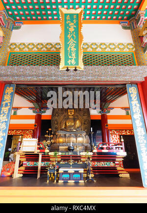 Kyoto, Japon - 15 Oct 2018 : Statue de Bouddha à un culte à l'intérieur du temple historique du quartier Temple Kiyomizu-dera à Kyoto, Japon. Banque D'Images