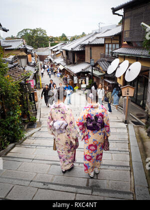 Kyoto, Japon - 15 octobre 2018 : un groupe de touristes femmes portant la robe kimono traditionnel japonais dans les rues du quartier historique de Kyoto. Banque D'Images