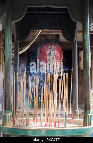 Kyoto, Japon - 14 octobre 2018 : l'encens en face d'une lanterne de papier (Chochin) à un lieu de culte bouddhiste au Japon. Banque D'Images