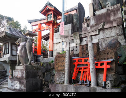 Kyoto, Japon - 13 octobre 2018 : une petite sous-culte au Sanctuaire Fushimi Inari Taisha, un lieu de culte situé dans le quartier de Fushimi, à Kyoto, au Japon. Banque D'Images