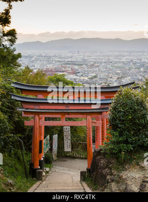 Vue panoramique de Kyoto, Japon, derrière des portes Torii torii Senbon, une ligne d'environ 1 000 portes menant Fushimi Inari Taisha. Banque D'Images