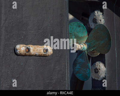 Gouvernail, l'hélice et la coque d'un bateau équipé d'anodes sacrificielles partiellement utilisés. Banque D'Images