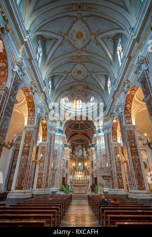 À l'intérieur intérieur de la cathédrale Maria Santissima della Madia (Basilique Cattedrale Madonna della Madia). Monopoli, Puglia, Italie - Pouilles Banque D'Images