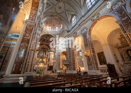 À l'intérieur intérieur de la cathédrale Maria Santissima della Madia (Basilique Cattedrale Madonna della Madia). Monopoli, Puglia, Italie - Pouilles Banque D'Images