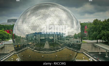 Un grand monument de sphère au milieu du parc à Paris. C'est dans le milieu de la place avec de l'eau Banque D'Images