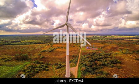 Le moulin sur l'huile de schiste à Ida-Virumaa. Deux grands moulins à vent sur le milieu de la forêt et les champs Banque D'Images