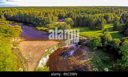 La magnifique vue du haut de la cascade de Jagala entouré avec beaucoup d'arbres dans la forêt Banque D'Images