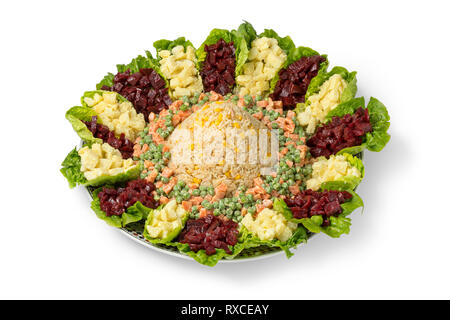 Avec le plat de fête traditionnel salade mixte marocain isolé sur fond blanc Banque D'Images