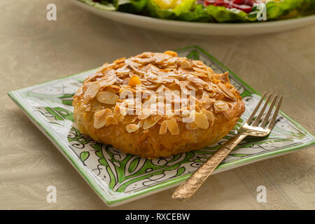 Seule boulangerie pâtisserie marocaine petit bastella avec amandes grillées topping Banque D'Images