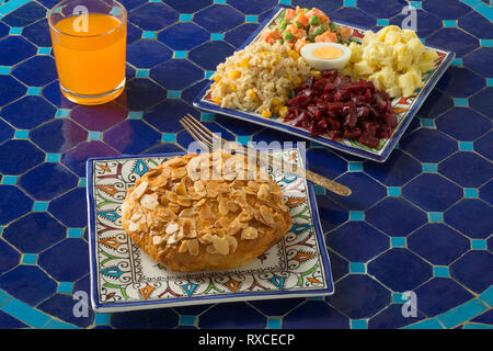 Seule boulangerie pâtisserie marocaine petit bastella avec amandes grillées topping et salade mixte Banque D'Images