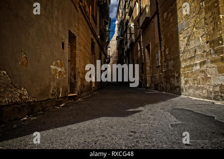 Ruelle étroite dans Birgu, Malte Banque D'Images