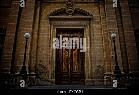 Un coup avant de la façade de l'église de l'Annonciation à Birgu, Malte. Banque D'Images