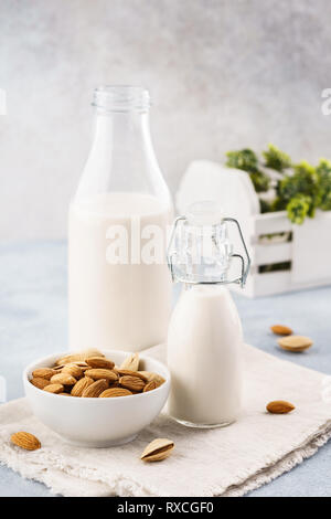 Bouteille de lait de noix et amandes brutes. Le lait de remplacement pour les végétaliens. Banque D'Images