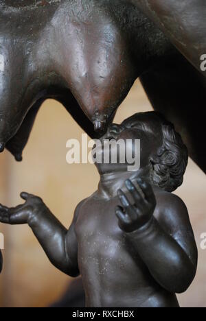 Le loup du Capitole, une sculpture en bronze représentant une scène de la légende de la fondation de Rome dans le musée du Capitole, Rome. Banque D'Images