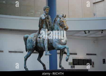 Statue équestre romaine originale en bronze de l'empereur Marcus Aurelius dans les musées du Capitole à Rome, Italie Banque D'Images