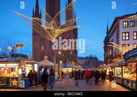 Marché de Noël et de l'Église Marktkirche (marché) au crépuscule, Wiesbaden, Hesse, Allemagne Banque D'Images