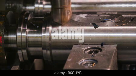 Plus près de l'usinage du métal des tubes. Les éraflures en sortant du metal tout en faisant le processus Banque D'Images