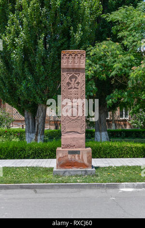 Cathédrale Saint Khatchkar à Etchmiadzine en Arménie, Vagharshapat. Khatchkar, aussi connu comme un contre-arménienne, en pierre sculptée est une stèle commémorative portant un Banque D'Images