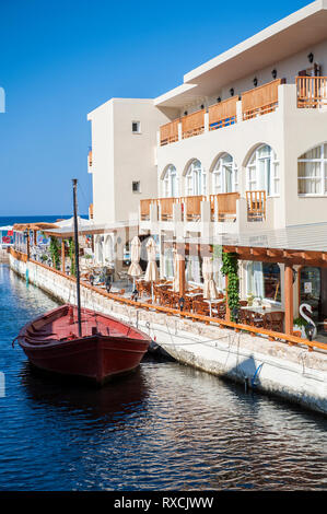 Le Best Western Plus Kalyves Beach hotel dans la ville de Kalyves, sur la côte nord de l'île grecque de Crète. Banque D'Images