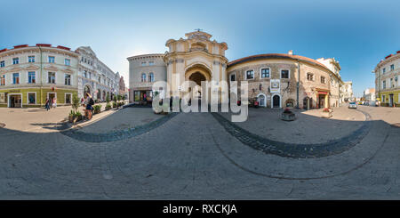Vue panoramique à 360° de VILNIUS, LITUANIE - septembre 2018, 360 degrés transparente plein angle view panorama en vieille ville avec une belle architecture de style médiévale de décoration i